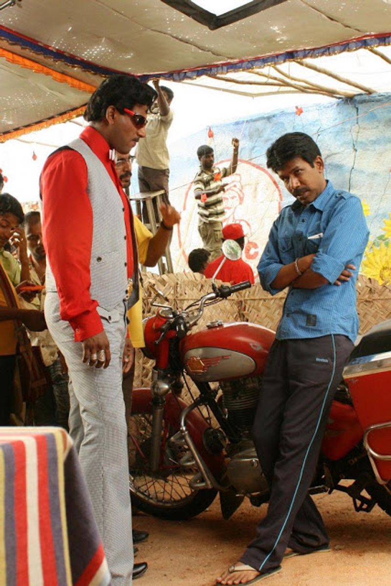 ஜனனி அய்யரை பார்த்து செம்ம ரொமான்ஸ் செய்யும் விஷாலின் காட்சி நினைவிருக்கிறதா ?