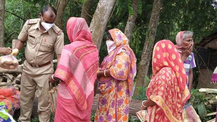 Policemen distributes food grains to the needy people in Howrah Policemen distributes food grains to the needy people in Howrah