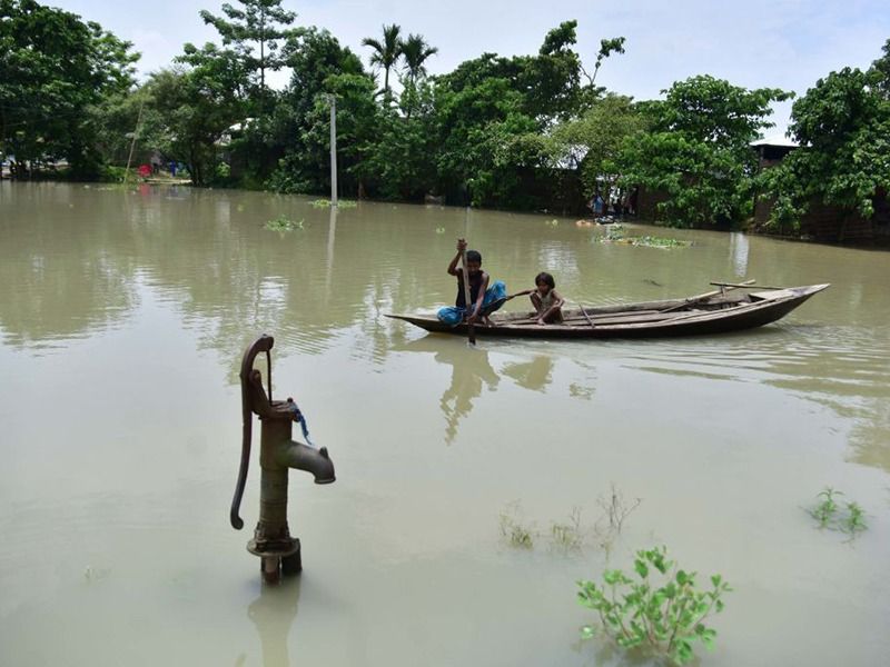 তবে রাজ্যের এখনও ১২টি জেলায় বন্যার গ্রাসে বিধ্বস্ত। বন্যার জলের তলায় রয়েছে নলবাড়ি, বরপেটা, গোয়ালপাড়া, মোরিগাঁও, নগাঁও, গোলাঘাট, লক্ষ্মীপুর, বিশ্বনাথ, ছিরাং ও তিনসুকিয়ার বিস্তৃণ এলাকা। এই এলাকাগুলিতে প্রায় ২ লক্ষেরও বেশি মানুষ বন্যায় ক্ষতিগ্রস্ত।