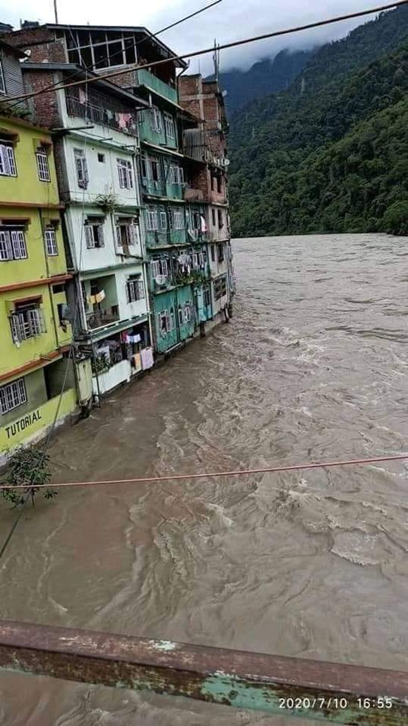 সিকিমেও ফুঁসছে বিভিন্ন নদী। ভাসার অপেক্ষায় উত্তরবঙ্গের পাহাড়ি অঞ্চল। উত্তরবঙ্গের চেয়ে আরও অনেক বেশি বৃষ্টি হচ্ছে সিকিমের পাহাড়ে। এতেই বাড়ছে নদীর জল।