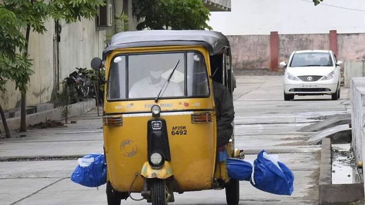 Dead body of corona patient was shifted in auto in Nizmabad district Dead body of corona patient was shifted in auto in Nizmabad district