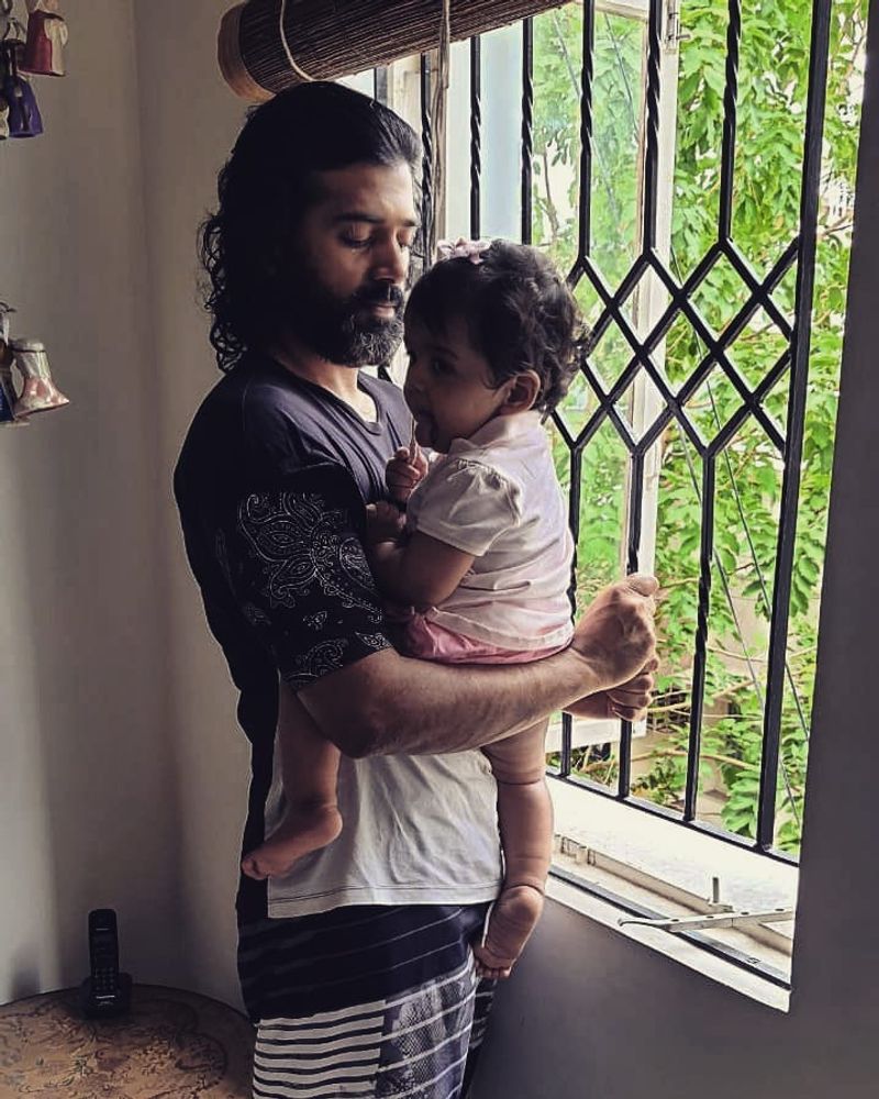 அஸ்வின் தன் செல்ல குழந்தையை அரவணைக்கும் அப்பா 