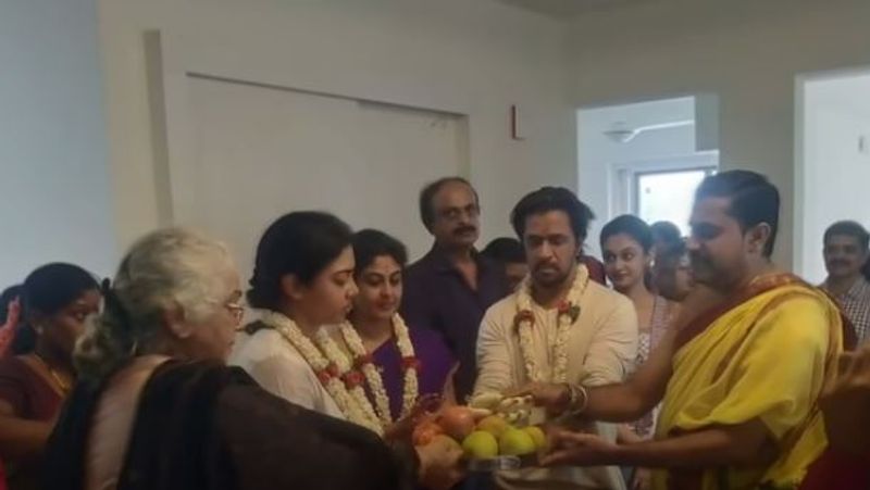 action king arjun house warming ceremony stills