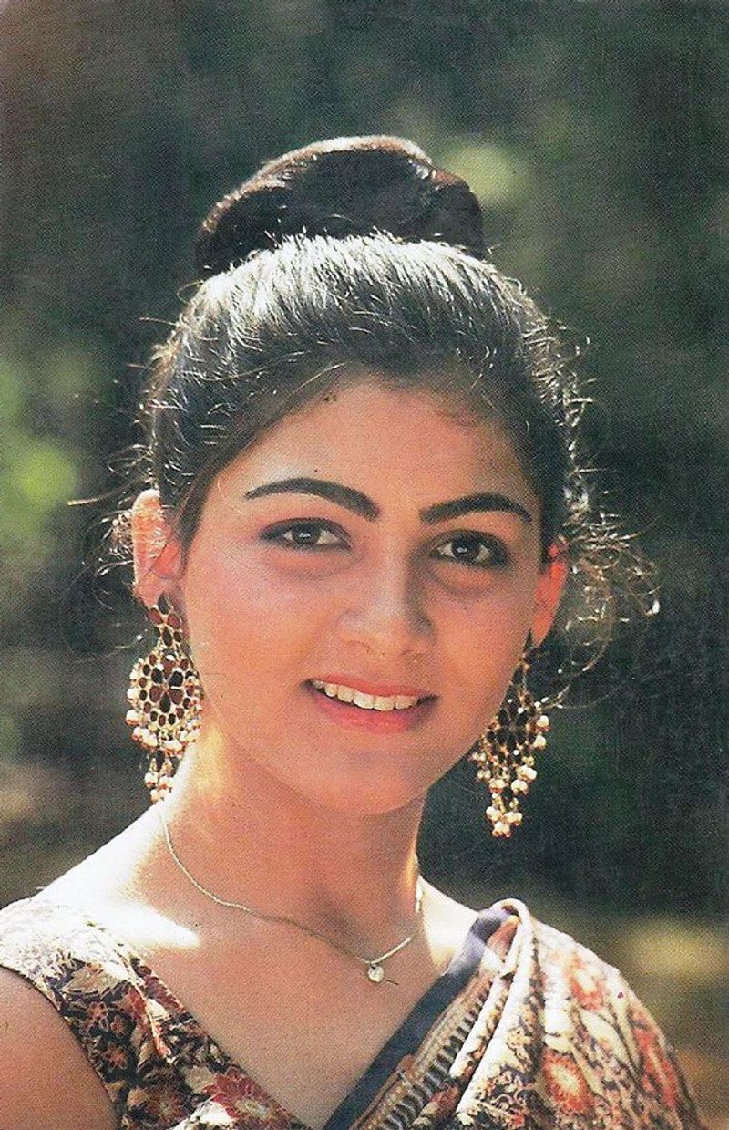 1980களில் ஹிந்தி படத்தில் அறிமுகம் ஆகி அதும் சைல்ட் ஆர்டிஸ்ட் ஆக பணிபுரிந்து கொஞ்சம்கொஞ்சமாக வளர்ந்து அணைத்து மொழிகளிலும் நடித்துள்ளார் இவங்களுக்கு கோயில் கட்டி இருக்காங்க 