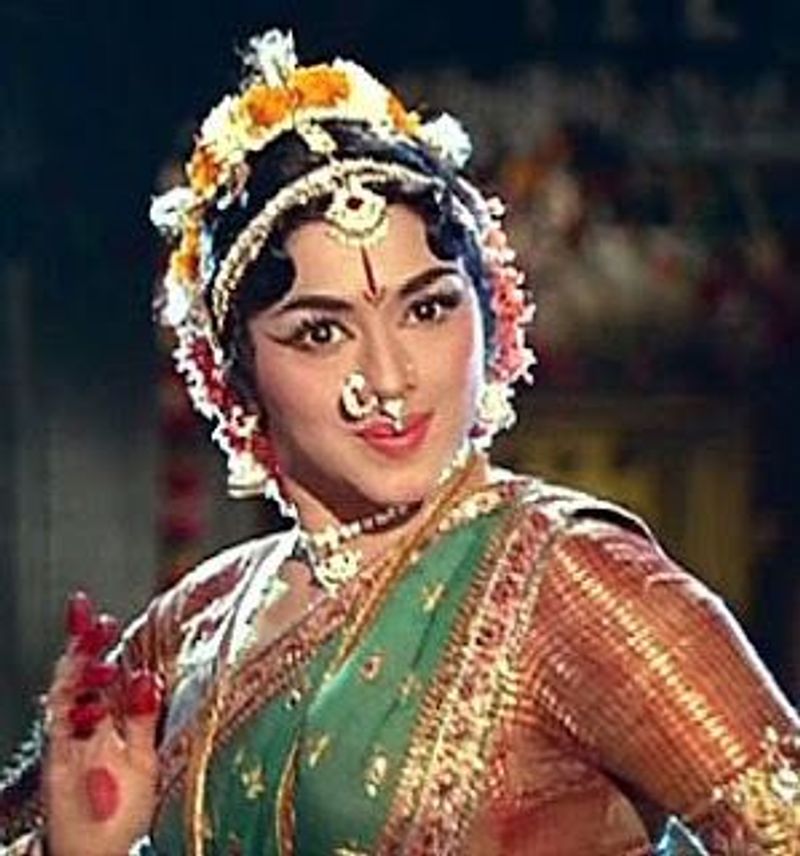இவங்களுக்கு 14 வயதில் அறிமுகம் ஆகி 1950இல் தமிழ் படத்தில் நடித்து முன்னணி நடிகர்கள் அனைவரும் நடித்துள்ளார்கள் சிவாஜிகணேசன் உடன் 59 படங்களில் வேலை செய்து இருக்கிறார் நீங்க இடம் பிடித்துள்ளார் 