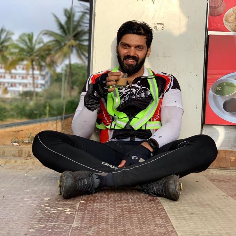 ரொம்ப வண்டி ஓடி கழச்சிபோய் டீ குடிக்கும் ஆர்யா 