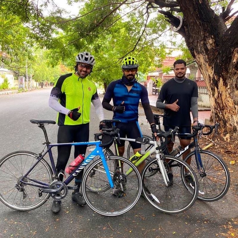 குழு உடன் புகைப்படம் 