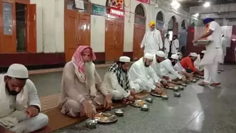 Muslims Donate 330 quintals of grain in golden temple during lockdown And Coronavirus KPY