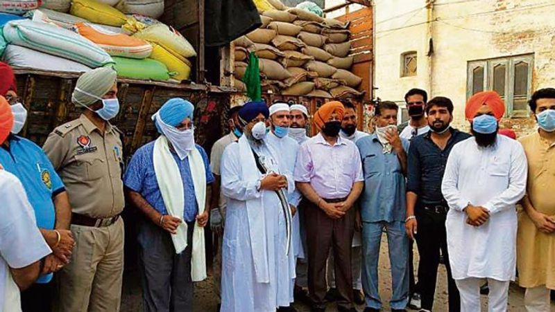 Muslims Donate 330 quintals of grain in golden temple during lockdown And Coronavirus KPY