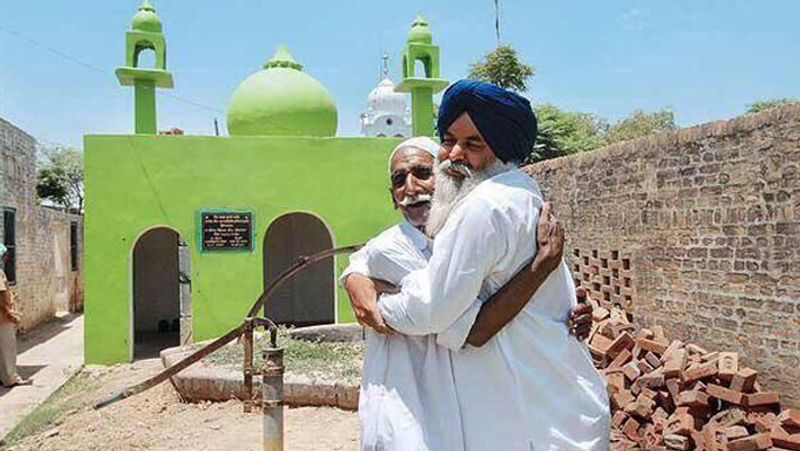 Muslims Donate 330 quintals of grain in golden temple during lockdown And Coronavirus KPY