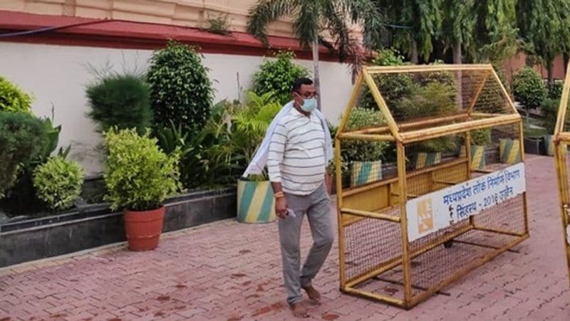 ఎస్ఓ (స్టేషన్ హౌస్ ఆఫీసర్) తనను దూబే మనుషులు చంపుతారని అనుకున్నాడు. దీంతో పండితులు ధరించే పవిత్రమైన తాడును ధరించారు. పండితుల పట్ల కాస్తా దయచూపాలని వినయ్ తివారీ దూబే మనుషులను అడిగాడు. దాంతో వికాస్ దూబే గంగా జలం తీసి వాళ్లకు ఇచ్చాడు. తాను కూడా గంగా జలం తీసుకున్నాడు. తివారీని చంపబోనని దూబే ప్రతిజ్ఢ చేశాడు.
