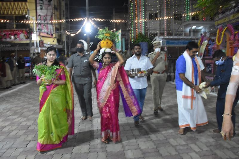ఇవాళ సికింద్రాబాద్ లోని శ్రీ ఉజ్జయిని మహంకాళి అమ్మవారికి భక్తులు అత్యంత సాదాసీదాగా బోనాలను సమర్పించుకుంటున్నారు. ప్రతిసారి అమ్మవారికి మంత్రి తలసాని శ్రీనివాస్ యాదవ్ ఇంటినుండే తొలిబోనం సమర్పించడం ఆనవాయితీ. అయితే కరోనా నిబంధనల నేపథ్యంలో ఈసారి తొలి బోనం ఆలయం బయటే పండితులకు అందజేశారు తలసాని శ్రీనివాస్ యాదవ్ సతీమణి స్వర్ణ.