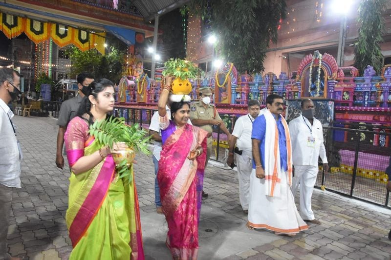 తెలంగాణ రాష్ట్ర పండుగ బోనాలపై కూడా కరోనా ప్రభావం పడనుంది. బోనాలపై కూడా తెలంగాణ ప్రభుత్వం ఆంక్షలను విధించేందుకు యోచిస్తున్నట్టు తెలియవస్తుంది. ఈ నెల 25 నుండి ఆషాఢ మాస బోనాలు ప్రారంభమవనున్న నేపథ్యంలో ఈ నెల 10వతేదీన మంత్రులు సమావేశమై దీనిపై ఒక అంతిమ నిర్ణయం తీసుకోనున్నట్టు సమాచారం.