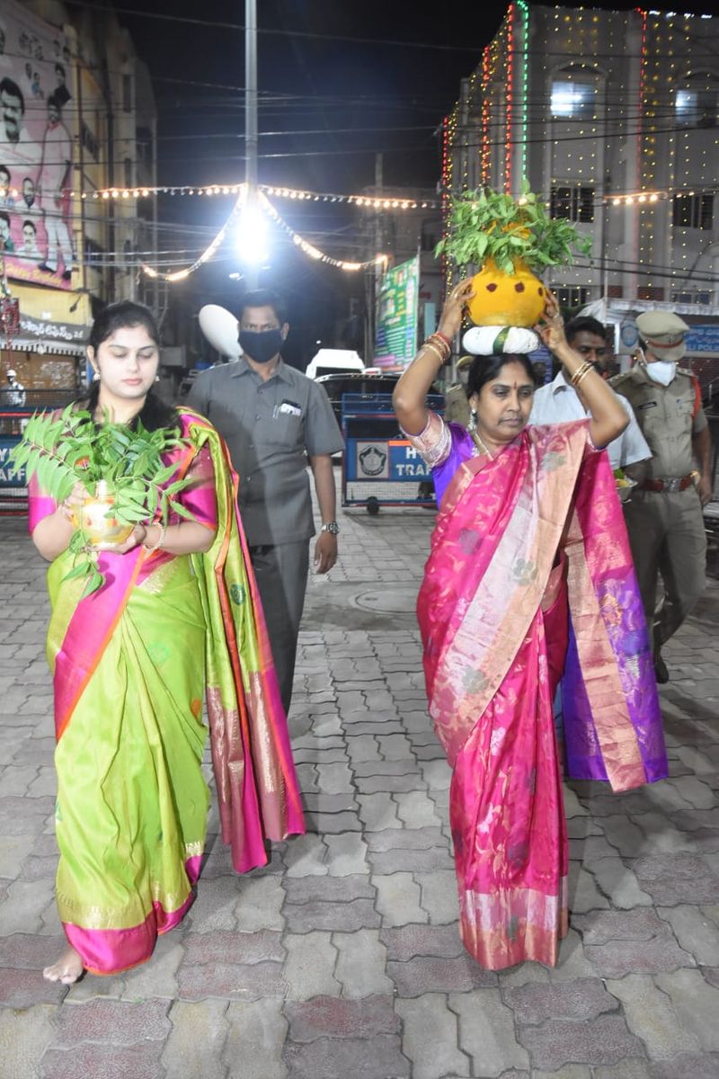 తెలంగాణ రాష్ట్ర పండుగ బోనాలపై కూడా కరోనా ప్రభావం పడనుంది. బోనాలపై కూడా తెలంగాణ ప్రభుత్వం ఆంక్షలను విధించేందుకు యోచిస్తున్నట్టు తెలియవస్తుంది. ఈ నెల 25 నుండి ఆషాఢ మాస బోనాలు ప్రారంభమవనున్న నేపథ్యంలో ఈ నెల 10వతేదీన మంత్రులు సమావేశమై దీనిపై ఒక అంతిమ నిర్ణయం తీసుకోనున్నట్టు సమాచారం.