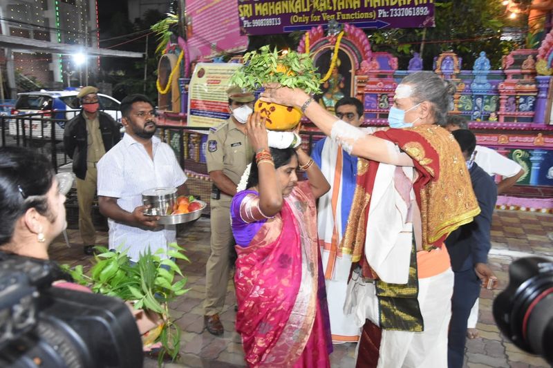 ప్రతి సంవత్సరం ఆలయంలో బోనాలను సమర్పించేవారు భక్తులు. అయితే ఇలా ఆలయంలోకి భక్తులను అనుమతించడం వల్ల కరోనా వ్యాప్తిచెందే అవకాశం వుందని ప్రభుత్వ భావించింది. ఈ నేపథ్యంలోనే శుక్రవారం నుంచే ఉజ్జయినీ మహంకాళీ ఆలయంలో దర్శనాలను అధికారులు నిలిపివేశారు.