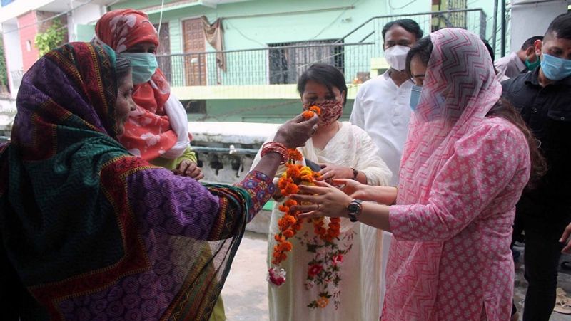 Mulayam Singh Yadav's younger daughter-in-law went to the mosque asa