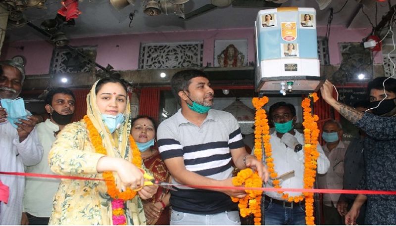 Mulayam Singh Yadav's younger daughter-in-law went to the mosque asa