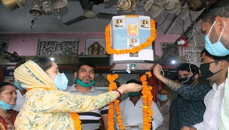 Mulayam Singh Yadav's younger daughter-in-law went to the mosque asa