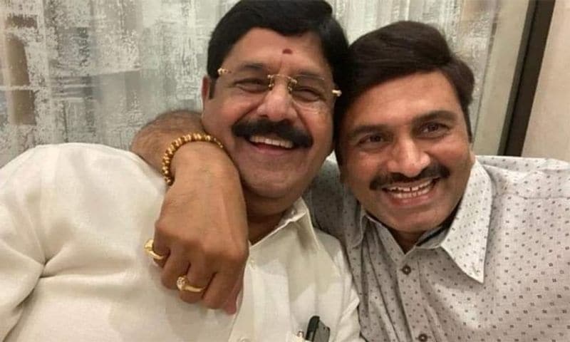 పార్టీలో అసంతృప్తులు జోరుగా ఉన్నాయి. ముఖ్యంగా నెల్లూరు జిల్లాకు చెందిన పెద్దా రెడ్లలో ఈ అసంతృప్తి అధికంగా ఉంది. మొన్నఆనం రామనారాయణ రెడ్డి రఘురామకృష్ణంరాజుతో దిగిన సెల్ఫీ ఇప్పుడు కాక రేపుతోంది.
