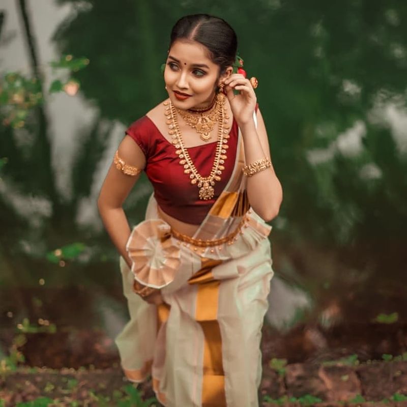 அப்படி அனிகா சுரேந்திரன் கேரளா ஸ்டைல் உடையில் நடத்தியுள்ள போட்டோ ஷூட் புகைப்படங்கள் சோசியல் மீடியாவில் வைரலாகி வருகிறது. 