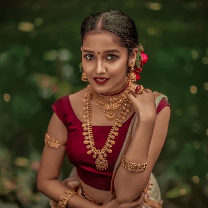 பாரம்பரிய உடையில் அழகான மேக்கப், கழுத்து நிறைய நகைகள் என கேரளத்து பெண்களுக்கே உரித்தான் அழகுடன் செம்ம ஜோராக போஸ் கொடுத்துள்ளார். 