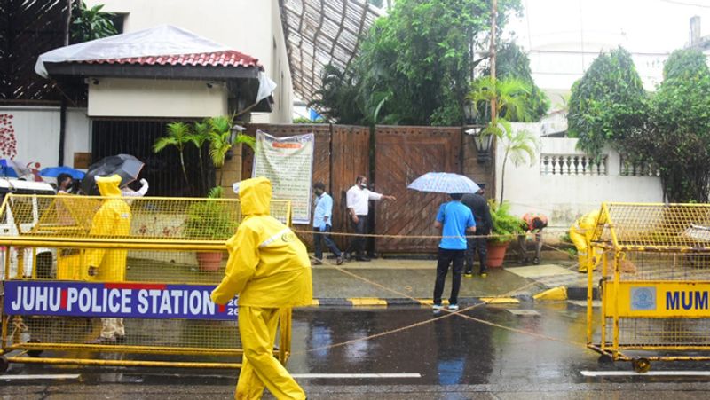 வீட்டின் அருகே செல்ல அப்பகுதி மக்களுக்கு தடை விதிப்பு