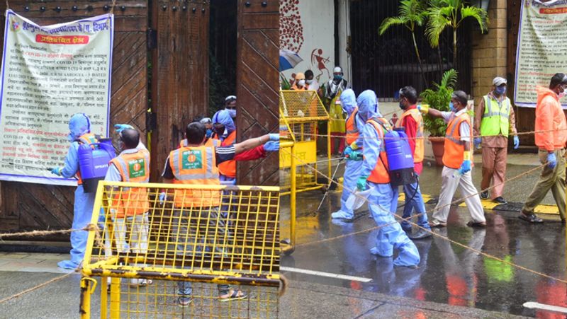 வீட்டிற்குள் சென்று கிருமி நாசினி தெளிக்கும் ஊழியர்கள் 