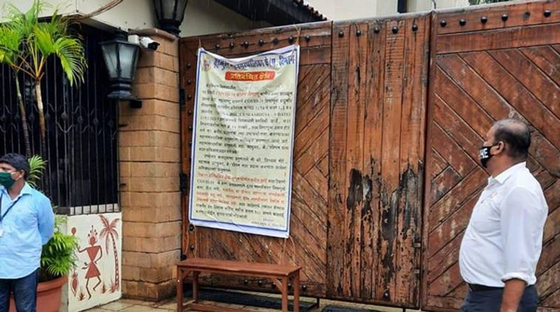 அமிதாப் இல்லம் முன்பு ஒட்டப்பட்ட மாநகராட்சி நோட்டீஸ்