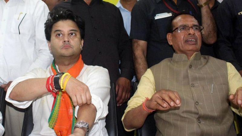 jyotiraditya sceindia holding slippers bjp congress viral photo know truth kpt