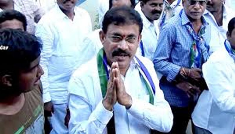 పిల్లి సుభాష్ చంద్రబోస్, మోపిదేవి వెంకటరమణ తమ మంత్రి పదవులకు రాజీనామా చేశారు కూడా. తెరపైకి వచ్చిన నలుగురిలో ఎవరికి అవకాశం ఉంటుంది అనేది చూడాలి. తూర్పుగోదావరి జిల్లా నుంచి ఇద్దరి పేర్లు వినిపిస్తున్నాయి. ముమ్మిడివరం నియోజకవర్గం నుంచి పొన్నాడ సతీష్, రామచంద్రపురం నుంచి వేణుగోపాల్ వినిపిస్తున్నాయి.