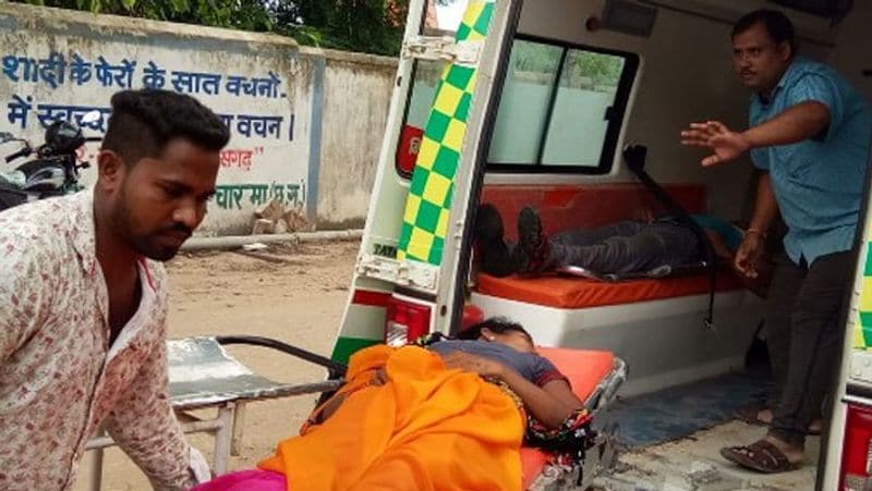 Chhattisgarh news, Mother and father died in bike accident near Charama in Kanker, 5-year old child miraculously safe kpa