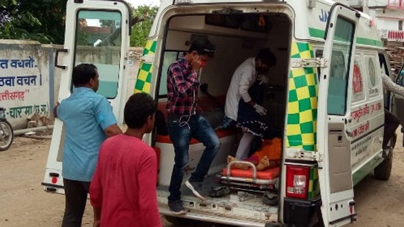 Chhattisgarh news, Mother and father died in bike accident near Charama in Kanker, 5-year old child miraculously safe kpa