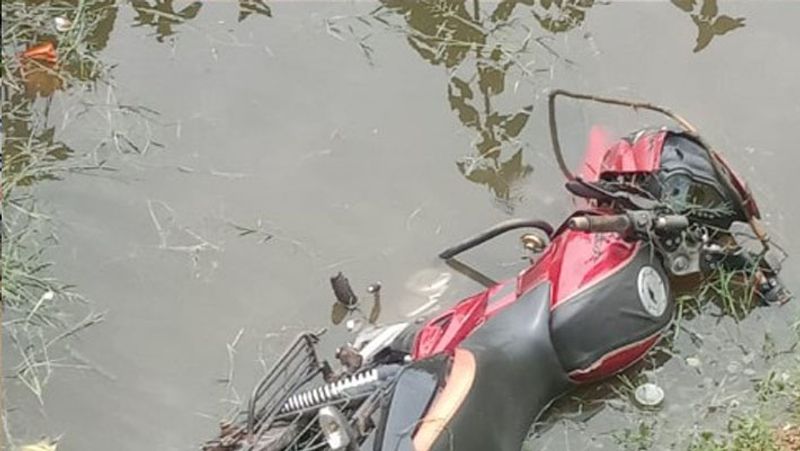 Chhattisgarh news, Mother and father died in bike accident near Charama in Kanker, 5-year old child miraculously safe kpa
