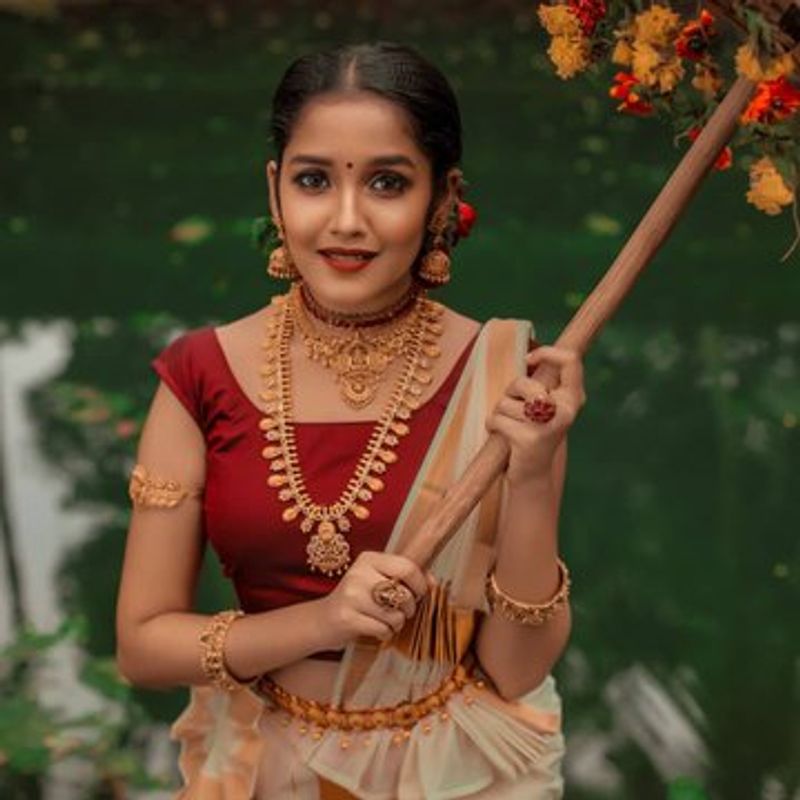 அழகு தேவதையாய் ஜொலிக்கும் அனிகா 
