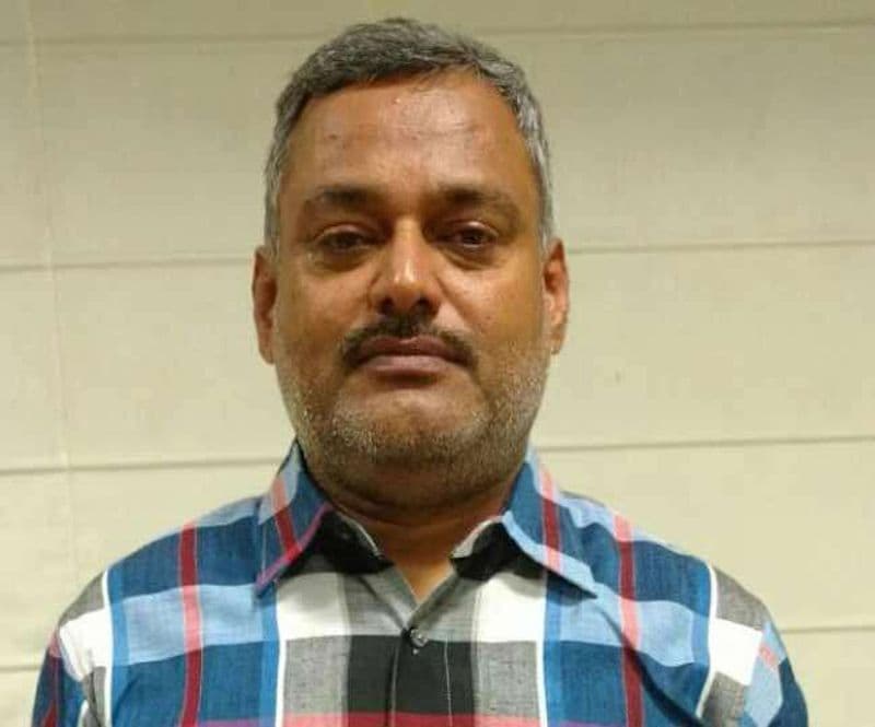 అది జరిగిన తర్వాత రాహుల్ తివారీ పోలీసులకు ఫిర్యాదు చేయడానికి వెళ్లారు. సంఘటనపై దర్యాప్తు జరుపుతానని స్టేషన్ హౌస్ ఆఫీసర్ వినయ్ తివారీ ఆయనకు హామీ ఇచ్చారు. ఆ తర్వాత తివారీపై దూబే మనుషులు దాడి చేశారు. ఎస్ఓ తివారీ ఎదుటే ఆయనపై దాడి చశారు. వినయ్ తివారీని బెదిరించారు.