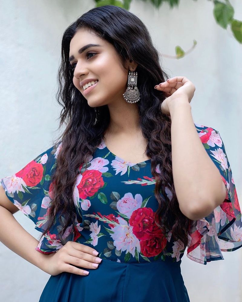 அழகிய கர்லிங் ஹேர் வைத்து அசத்தும் மீனாட்சி 