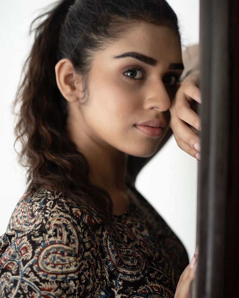 கண்களிலே மயக்கும் மீனாட்சி 