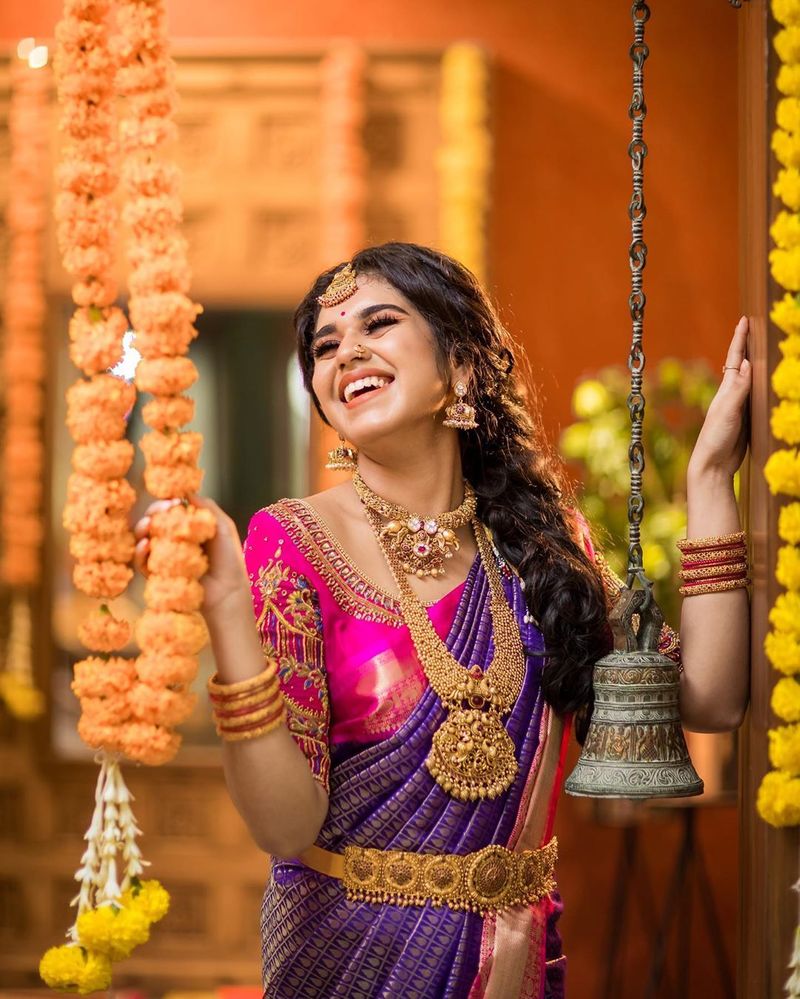 திருமணத்து பெண் போல் போஸ் கொடுக்கும் மீனாட்சி 