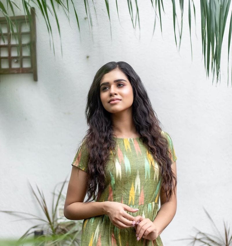 மென்மையாக இருக்கும் மீனாட்சி 