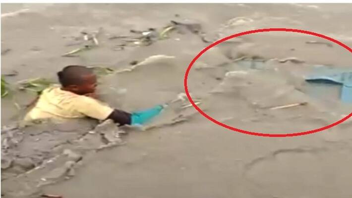 Flood in Bihar, school building collapses in river asa Flood in Bihar, school building collapses in river asa