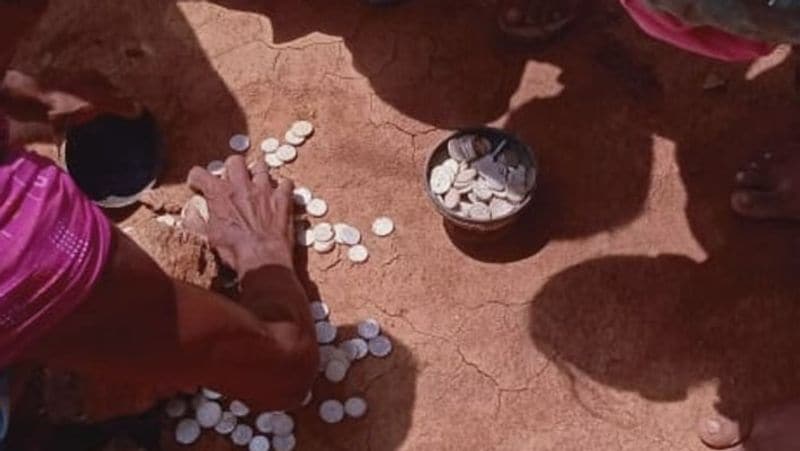Palamu News: 902, 1100 and 1082 AD coins from the Mughal Empire Treasure found in the Farm, People understand the ghost in the pot kpa
