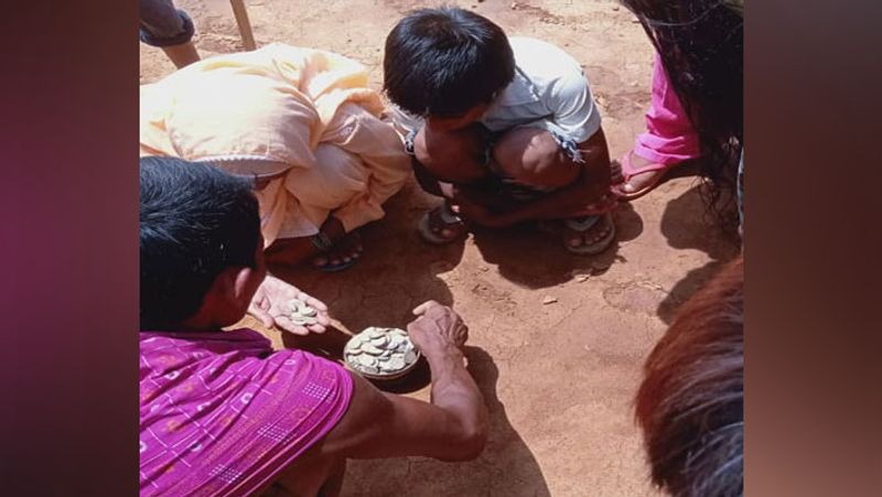 Palamu News: 902, 1100 and 1082 AD coins from the Mughal Empire Treasure found in the Farm, People understand the ghost in the pot kpa