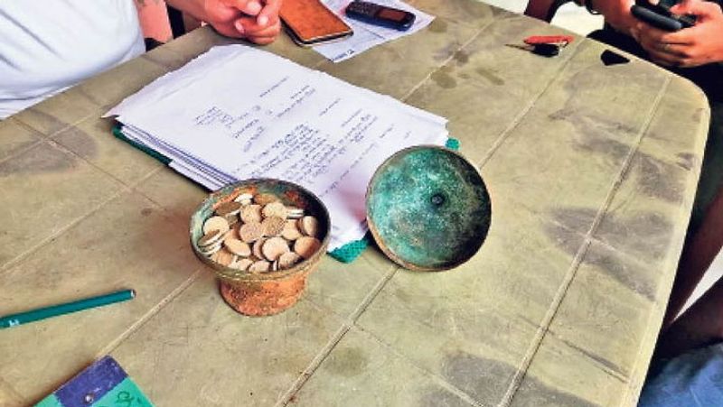 Palamu News: 902, 1100 and 1082 AD coins from the Mughal Empire Treasure found in the Farm, People understand the ghost in the pot kpa
