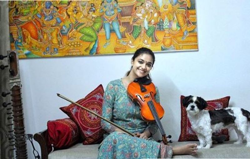 கொரோனா பீதி காரணமாக, போடப்பட்டுள்ள ஊரடங்கினாள் வீட்டிலேயே இருக்கும் கீர்த்தி சுரேஷின், ஒரே டைம் பாஸ் இவர்தான்.