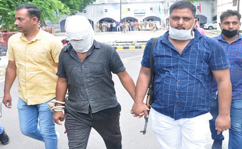 Police recovered AK-47 rifle from gangster Vikas Dubey house at kanpur kpl