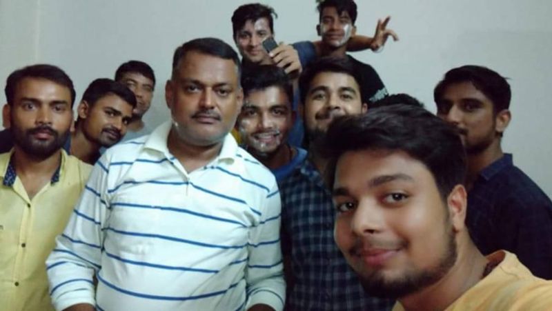 పోలీసుల చేతిలో హతమైన ఉత్తరప్రదేశ్ మోస్ట్ వాంటెడ్ గ్యాంగస్టర్ వికాస్ దూబే కేసులో విస్తుపోయే విషయాలు వెల్లడవుతున్నాయి. వికాస్ దూబే నెలకు కోటి రూపాయల దాకా సంపాదించేవాడని ఈడీ వర్గాలు చెబుతున్నాయి. అయితే, ఆ డబ్బులు ఎలా ఖర్చు చేసేవాడనే విషయాన్ని తెలుసుకోవడానికి ఈడీ అధికారులు ప్రయత్నిస్తున్నారు. 