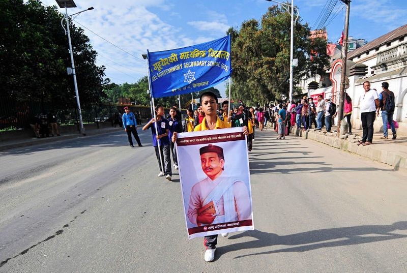 চলতি বছরে প্রবাদপ্রতীম নেপালি কবি ভানুভক্ত আচার্যের ২০৬তম জন্মবার্ষিকি। ভানুভক্ত নেপালি ভাষায় বাল্মীকি রামায়ণ-এর অনুবাদ করেছিলেন। নিজ বাসভবনে ভানু জয়ন্তী উপলক্ষে এক বক্তব্য রাখতে গিয়ে সোমবার নেপালের প্রধানমন্ত্রী বলেন, ভারত থেকে রাম এসে সীতাকে বিয়ে করেছিলেন, এই ধারণাটি ভ্রান্ত। কারণ রাম ভারতীয় ছিলেন না, বরং তিনি ছিলেন নেপালি।
