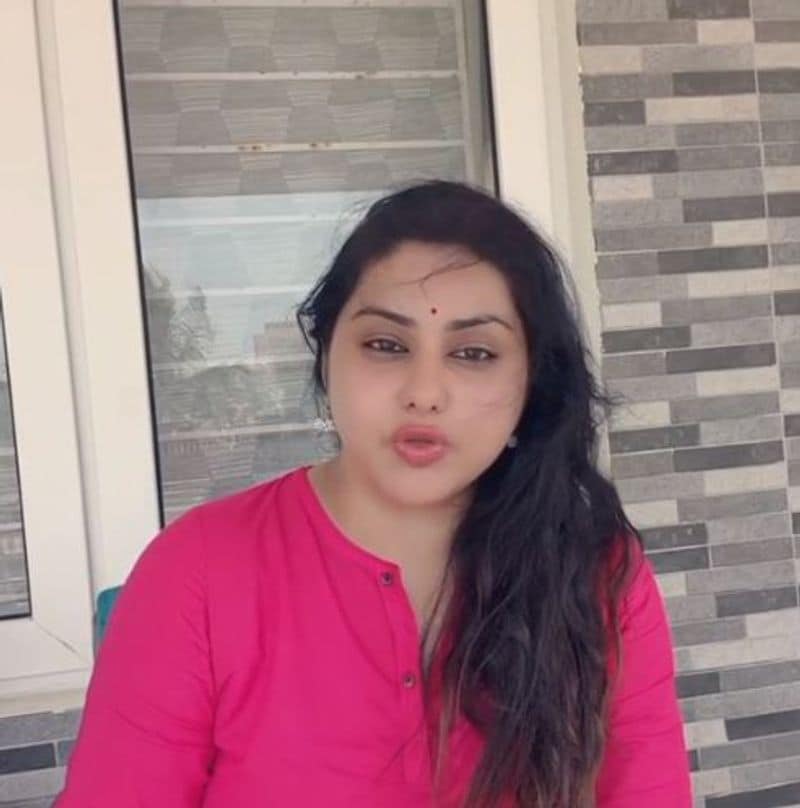 வீட்டின் அருகே நின்றபடி பேசும் நமிதா 