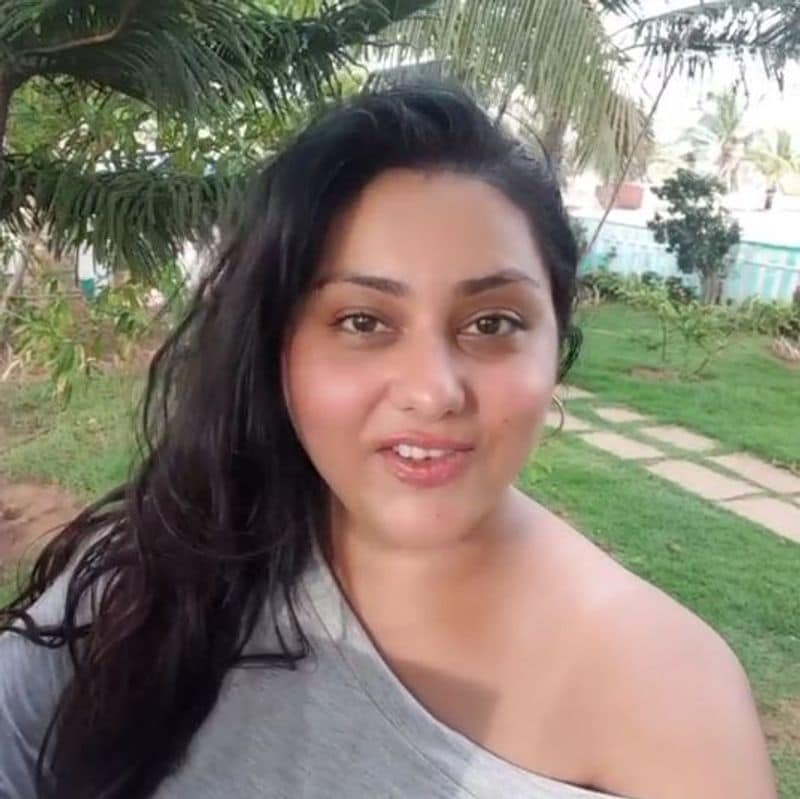 கார்டனில் இருந்தபடி கியூட் செல்பி 