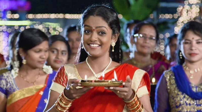 అయితే వంటలక్క ఇంటికే వెళ్లే సమయంలో హైదరాబాద్ ఎయిర్పోర్ట్ పీపీఈ కిట్ ధరించి కనిపించింది. షూటింగ్ బై చెపుతున్నట్టుగా వీడియో పోస్ట్ చేయటంలో తరువాత పీపీఈ కిట్లో కనిపించటంతో కొంత మంది అత్యుత్సాహంతో వంటలక్కకు కరోనా సోకిందన్న ప్రచారం మొదలు పెట్టారు. ఈ వార్త వైరల్ కావటంతో కొన్ని వెబ్సైట్స్లోనూ ఆ వార్తలు కనిపించాయి.
